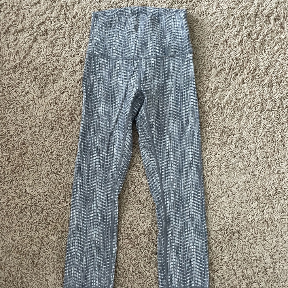 Lululemon crop leggings patterned, size 2